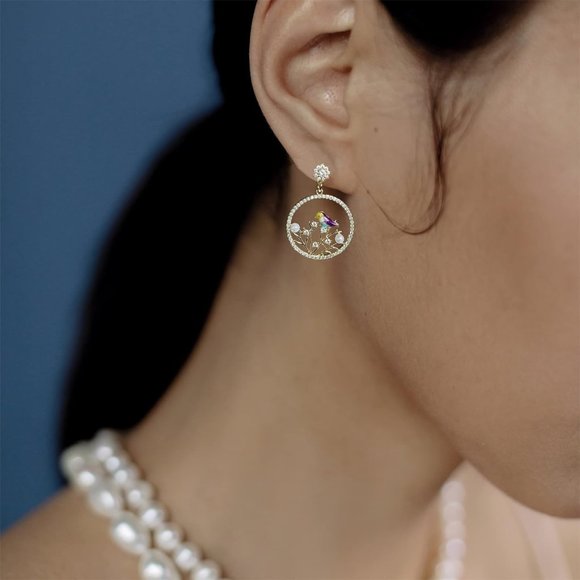 Women's Bird Design Round Gold Hoop Earrings - Picture 4 of 8